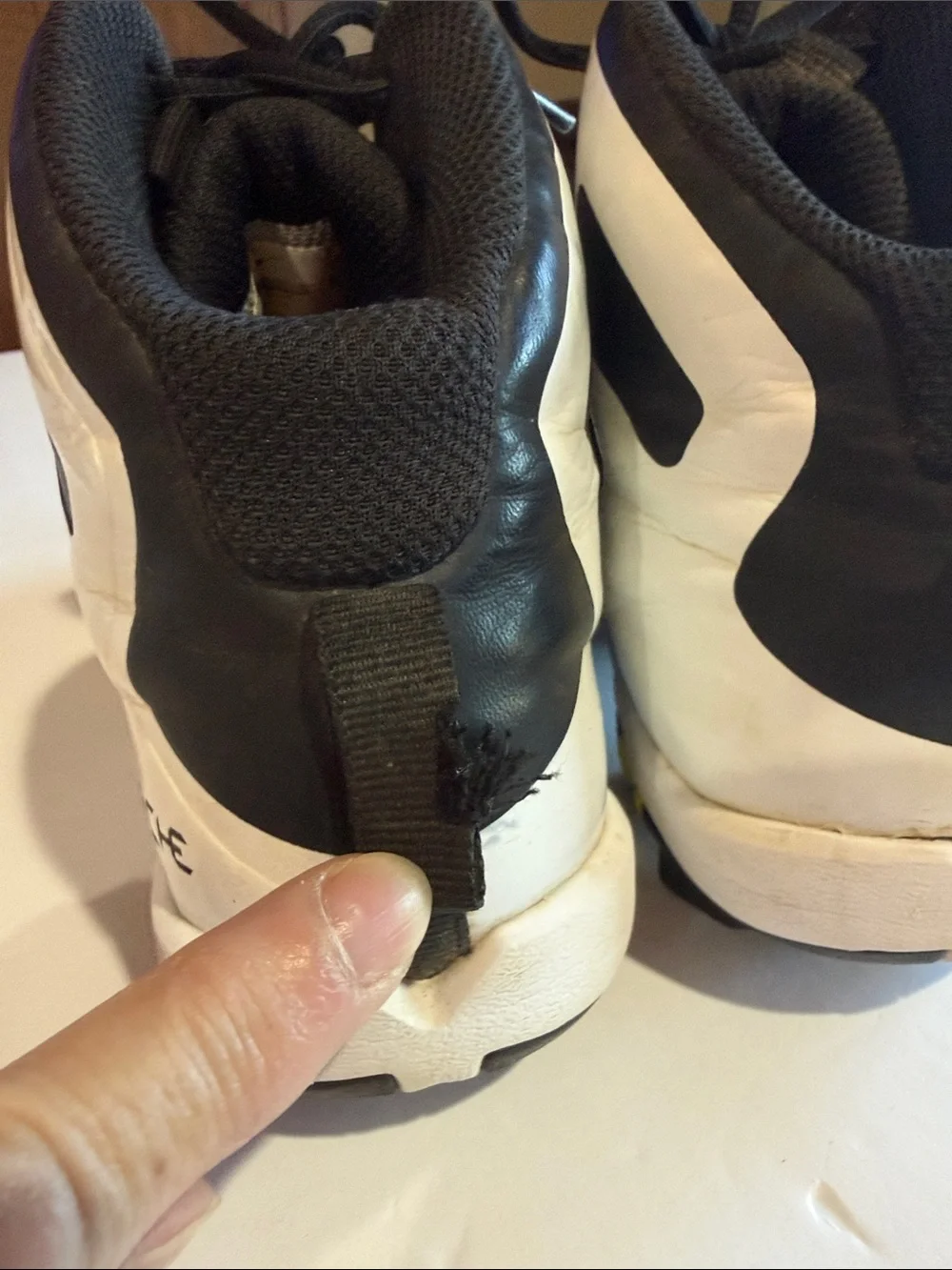 Nike Youth Huarache Black, White & Yellow BB/SB Cleats Size 5.5Y